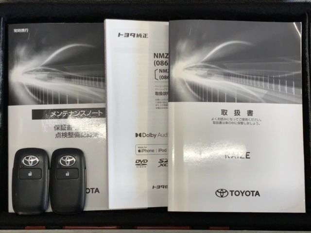 スマートキーは鍵をバッグに入れたままでもドアロックの開閉やエンジンのON・OFFができます。夜間や雨の日も鍵を探さなくて良いので便利です。