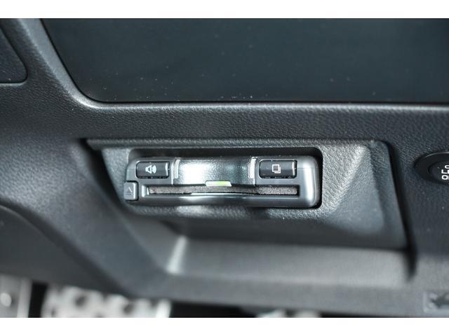 ハンドル右下にビルトインETC。車種専用ケースにて装着されており運転の邪魔にもならず高速の乗り降りも楽になります。