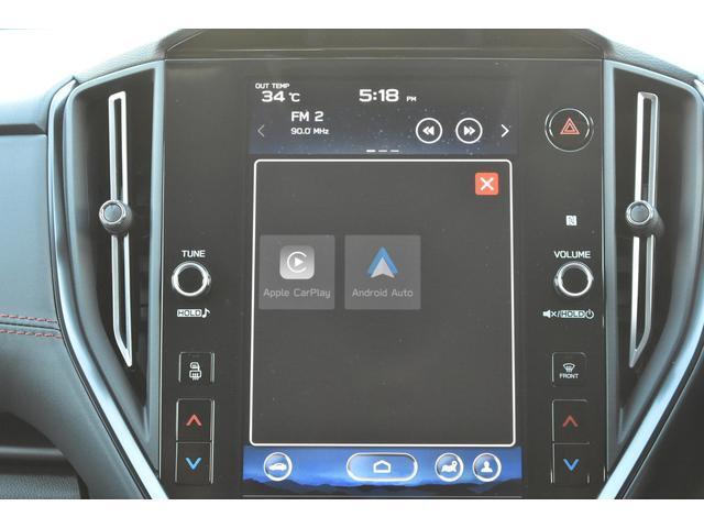 Apple CarPlay/Android Autoに対応しスマートフォンにインストールされているアプリを大画面に表示して使用できるほか、音声認識による操作も可能です。