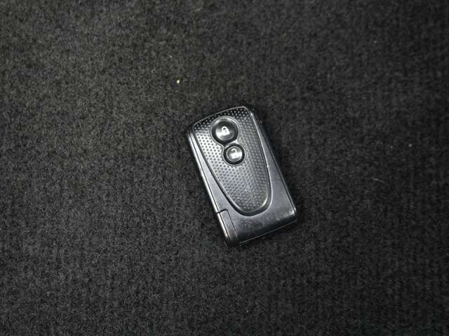 スマートキーも装備されていてお車の高額装備のひとつです！！カバンの中から鍵を探す手間もなくすぐに開閉できます！両手が荷物で塞がっている時や雨のときなど便利ですね！