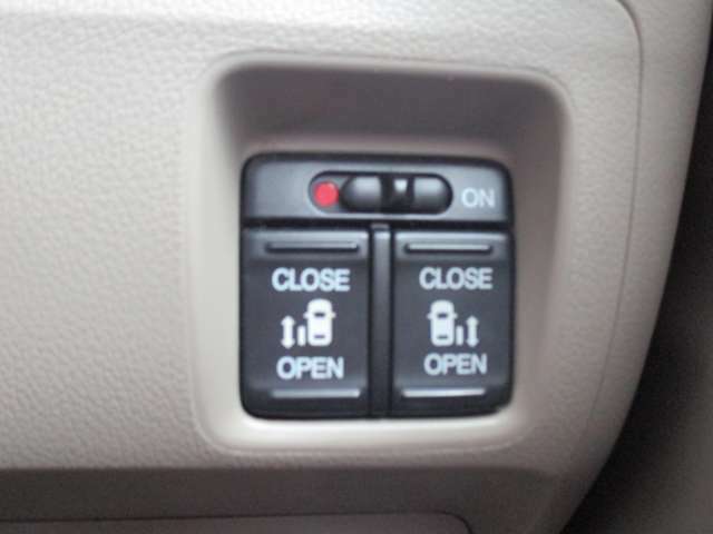 【パワースライドドア】後席両側のドアはガチャっと引くと自動で開きます！運転席には電動ドアのスイッチがあります！運転席から、スイッチを押すだけでドアの開閉も出来ます！