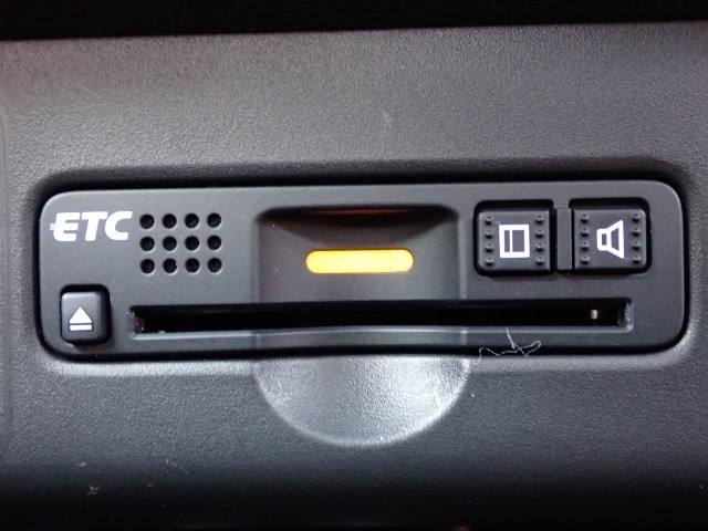 ■【ETC車載器】が装備されています。セットアップをしてお渡しとなり、ETCカードを差し込むだけで高速道路の利用が可能です。