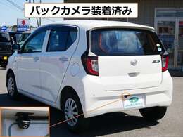 バックカメラは違和感なくスッキリと装着されています。　さらに後部バンパーには誤発進抑制センサーまでも装着されています。　安全面の機能が充実したお車です。