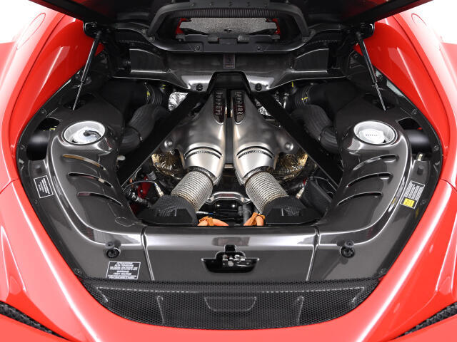 後輪駆動にプラグインハイブリッド（PHEV）を組み込むのは、フェラーリの市販車として初の試みであり、内燃エンジンとリアの電気モーターとの一体化により830hpを発揮します。鋭い加速が特徴的です。