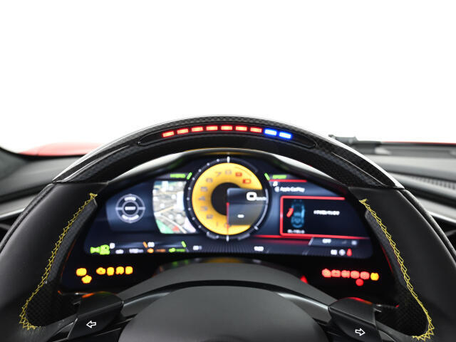 F1よりフィードバックされたテクノロジーです。LEDの点灯により、ご自身で最適なシフトタイミングを計ることが可能です。サーキット走行時等に視線をそらさずに気軽にシフトチェンジを行えます。