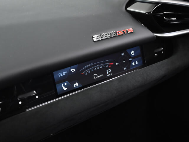 オプションのパッセンジャーディスプレイを装備しております。車両状態のほか、オーディオなど各種の情報を表示され、助手席の方も一緒に楽しめるようになっております。