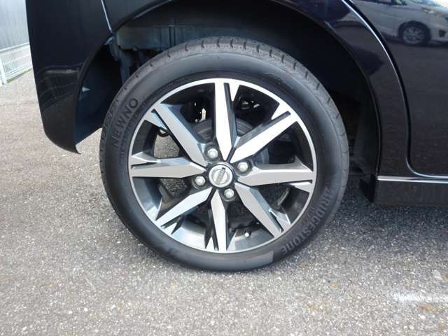 純正アルミホイール付ですので足回りもオシャレです！！