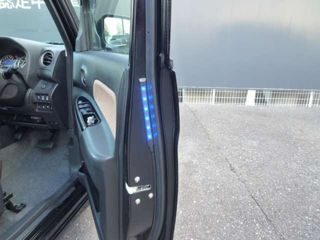 LEDランプ付き夜間の開閉時も安心