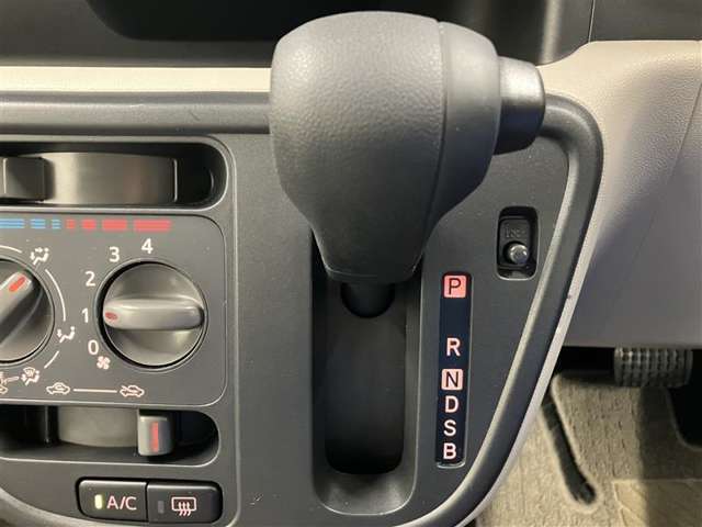 シンプルなストレート式フロアシフト！シフト操作簡単でらくらく！
