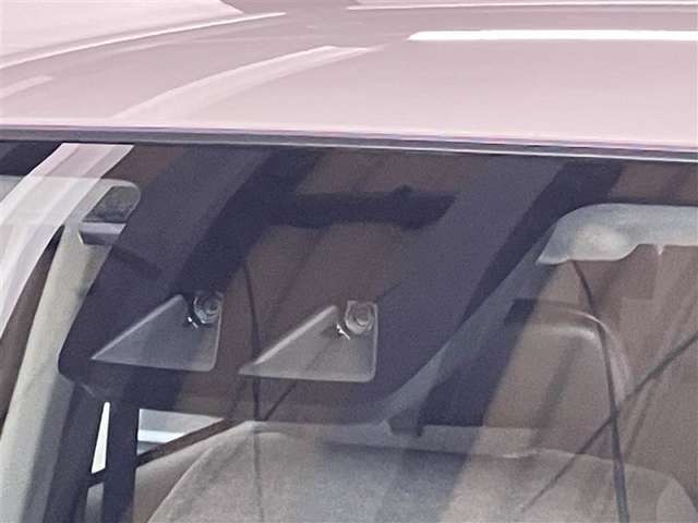 サポカーSとは、衝突被害軽減ブレーキに加えて、高齢者に多いと言われている踏み間違い事故防止をサポートする機能です。詳しくは販売店スタッフまでおたずねください。