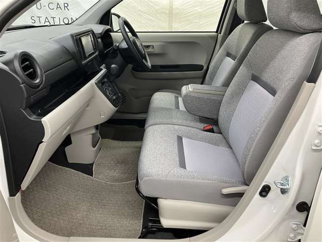 高いホールド性で運転姿勢が安定します。長距離ドライブでも疲れにくいのが魅力です。快適なドライビングライフをお送りください♪