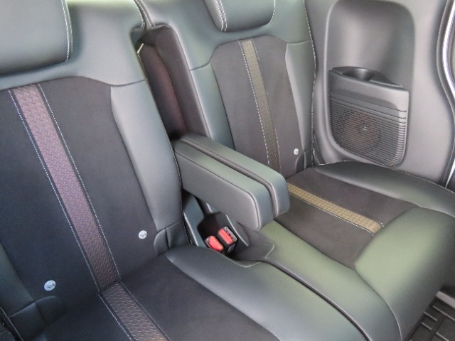 【後部座席のアームレスト】後部座席にはアームレストが付いています。肘を置いてゆったりとドライブを堪能できます。