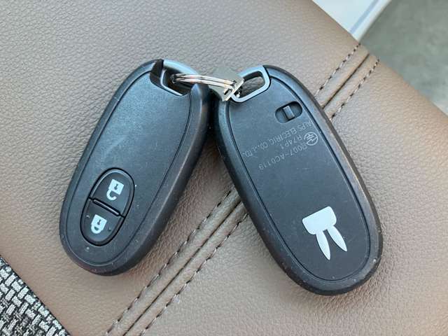 携帯リモコンキーは2個付属　ラパンのマーク入り　鍵の開閉スイッチ付きで緊急時の運転席ドアの鍵を開ける為のスペアーキーを内蔵
