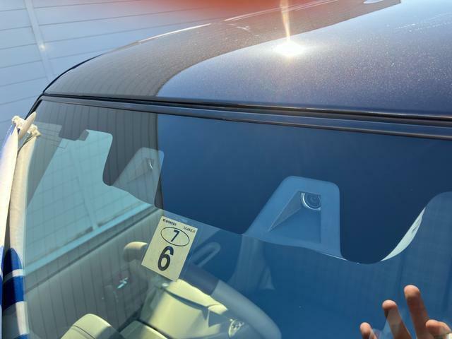 デュアルカメラブレーキサポート装着車　車両前方の車両や歩行者を検知して衝突回避を図ります。