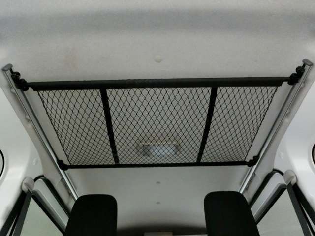荷室上にも荷物を置けます。