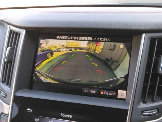 自車を真上から見下ろすように映し出すので周囲の状況が分かるアラウンドビューモニター搭載。フロントカメラとしても使用できます。車庫入れなど苦手な人の頼りになる助っ人です。