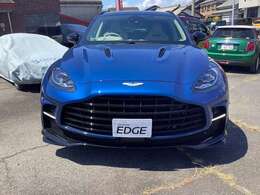 ダイナミックなデザインのブラックグリル