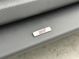 【STI（エアロ）】走行性能と快適性を両立した「強靭でしなやかな走り」を実現するスバルの純正エアロ（カスタマーパーツ）です。見た目も締まり、周りと一線を画す一台に仕上がっています。