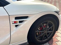 【無限フェンダー】人気の無限パーツを装備！クルマの外観がよりスタイリッシュになり、街中で存在感あふれる1台に♪将来買い替える時にもリセールに影響しやすく、価値ある人気の装備です！