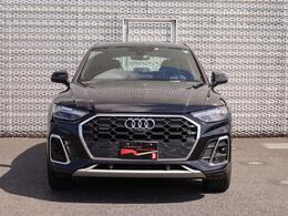 Audiの特徴シングルフレームグリルは力強さとエレガントな雰囲気を醸し出します。