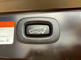 【電動リアゲート】ボタンひとつで大きなゲートも簡単に開閉可能です。高級車ならではの装備は嬉しいですね。