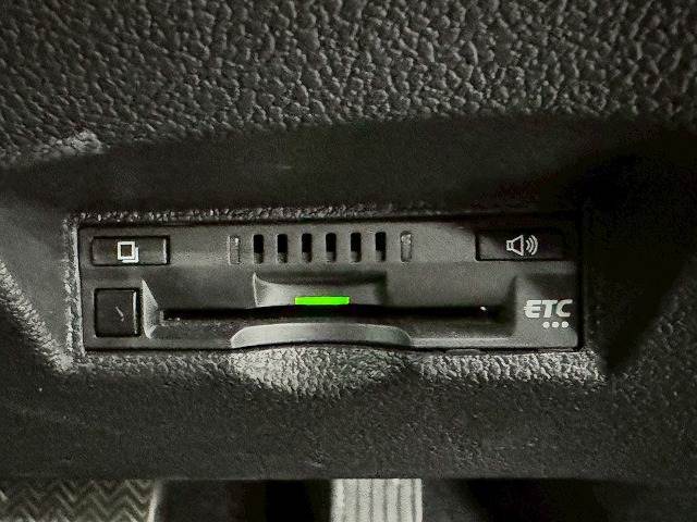 【ETC車載器】を装備しておりますので、ご納車直後からの遠距離ドライブも可能です。土日の利用料金の割引や、朝夕の通行料金