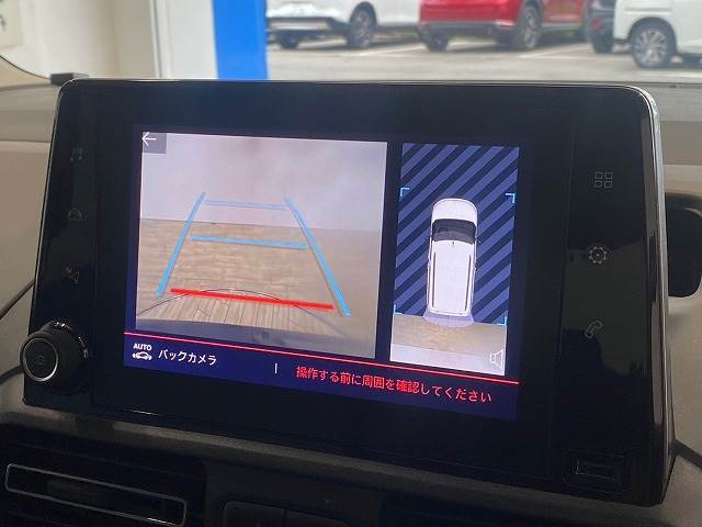 「アラウンドビューモニター」を装備で駐車が苦手な方でも安心です。