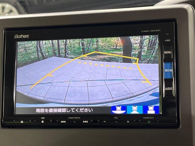 【バックカメラ】駐車時に後方がリアルタイム映像で確認できます。大型商業施設や立体駐車場での駐車時や、夜間のバック時に大活躍！運転スキルに関わらず、今や必須となった装備のひとつです！