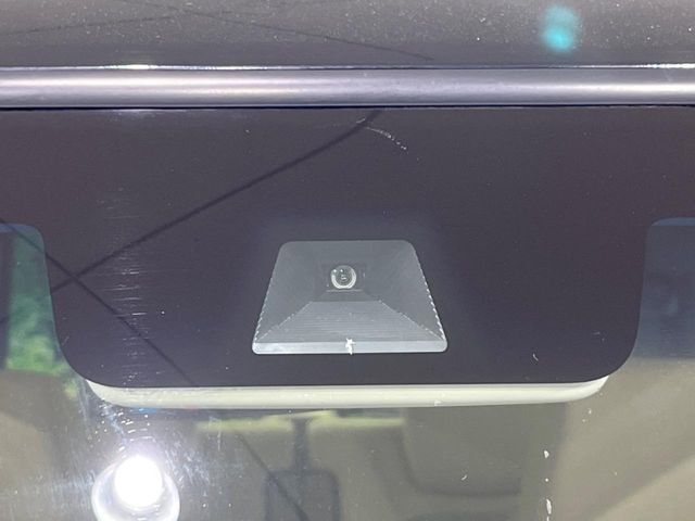 【ホンダセンシング】走行中に前方の車両等を認識し、衝突しそうな時は警報とブレーキで衝突回避と被害軽減をアシスト。より安全にドライブをお楽しみいただけます。