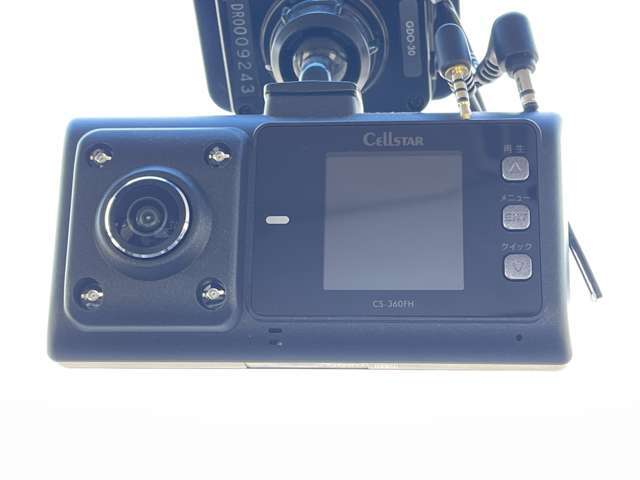 「ドライブレコーダー」 急停止や衝突などで車に衝撃が加わった時、映像・音声を記録する車載装置です♪