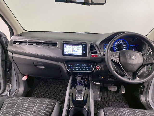 【ルームクリーニング】せっかく乗るならピカピカの車がいいですよね！当店は、他社では省きがちな細部に至るまで、徹底した清掃を行っております。