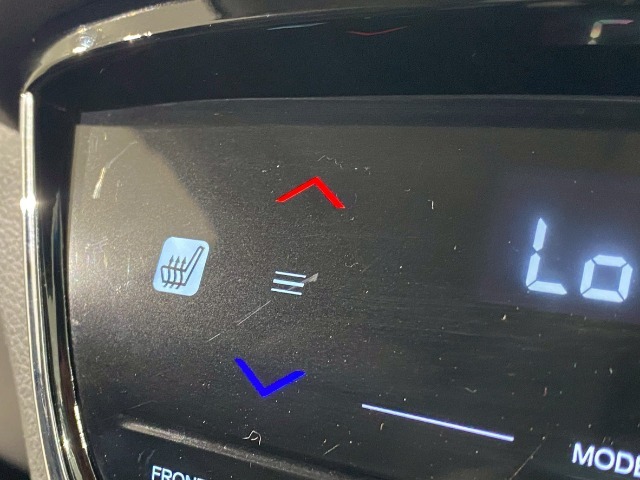 【シートヒーター】シートヒーター装備車です。寒い冬に乗車中とても暖かく快適に移動できます。冷え性の方にピッタリの装備です！