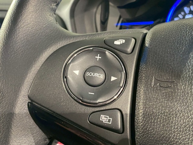 【ステアリングリモコン】ステアリングにオーディオ調節可能なスイッチが装備されていますので運転中でも視線をそらさずにオーディオの調節が可能です！