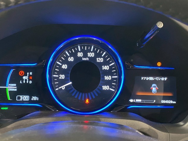 見やすいメーターに様々な情報を表示でき快適かつ安全に運転できます。