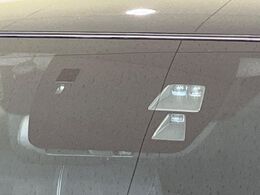 【スマートブレーキサポート】走行中に前方の車両等を認識し、衝突しそうな時は警報とブレーキで衝突回避と被害軽減をアシスト。より安全にドライブをお楽しみいただけます。