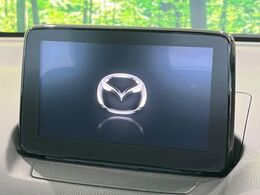 【マツダコネクトナビ】車内の雰囲気にマッチした一体型タイプのナビ。各種車輌設定やBluetooth再生等、様々な機能が楽しめます。直感的なダイヤル操作が可能で、使い勝手も良好です。
