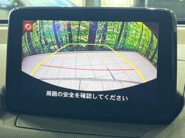 【バックカメラ】駐車時に後方がリアルタイム映像で確認できます。大型商業施設や立体駐車場での駐車時や、夜間のバック時に大活躍！運転スキルに関わらず、今や必須となった装備のひとつです！