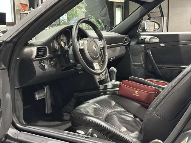 ポルシェ専門整備工場にて、納車前点検整備を実施致します。（記録簿発行、エンジンオイル、オイルエレメント、ワイパーゴム無条件交換。その他点検のうえ、要交換パーツ、要整備箇所ございましたら対応致します。）