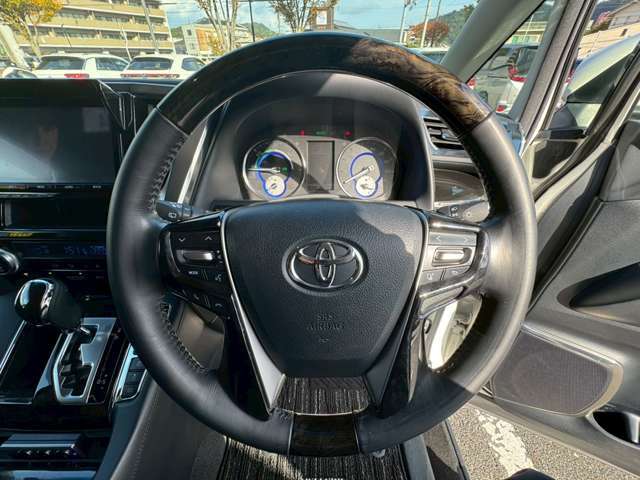 ノーマルなハンドルとなっております！握りやすく長距離運転も快適ですよ～