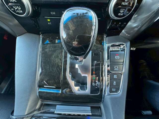 操作しやすい位置にシフトレバーが有ります。