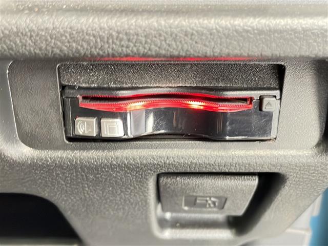 【ETC】有料道路を利用する際に料金所で停止することなく通過できる、ETC車載器（ノンストップ自動料金収受システム機器）が装備されています。セットアップを行うことで利用可能になります。