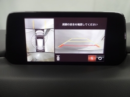 狭い場所での駐車やすれ違いなどでより的確な運転操作に役立つ360°ビューモニターが装備されています。
