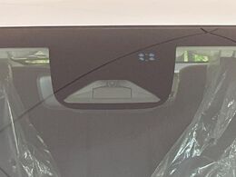 【ホンダセンシング】走行中に前方の車両等を認識し、衝突しそうな時は警報とブレーキで衝突回避と被害軽減をアシスト。より安全にドライブをお楽しみいただけます。