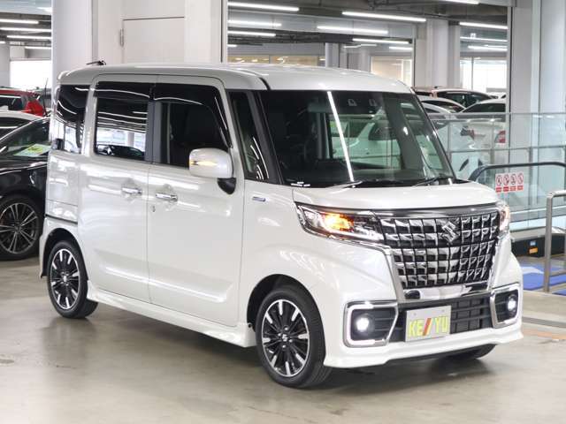 雨が降ってもゆったりと車選びができる全天候型立体展示場！エスカレーター完備！