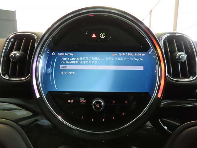 アップルカープレイ対応モニターが採用されております。お手持ちのアイフォンとブルートゥースペアリングを行っていただけましたらマップ等が表示され、ナビゲーションと異なり地図更新もなく、非常に重宝致します。
