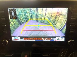 【バックカメラ】駐車時に後方がリアルタイム映像で確認できます。大型商業施設や立体駐車場での駐車時や、夜間のバック時に大活躍！運転スキルに関わらず、今や必須となった装備のひとつです！