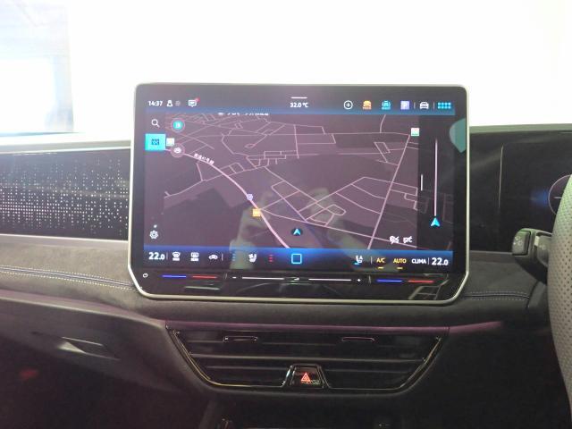 エアコンやナビ操作等の多彩な機能を【HELLO　VOLKSWAGEN】と呼びかけると始動し、簡単に操作できます。