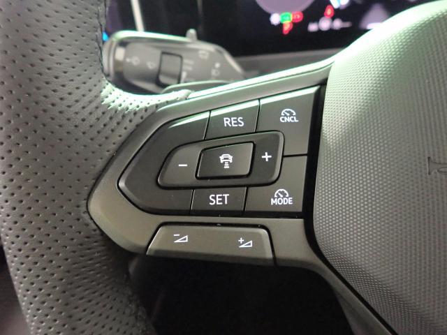 ステアリングホイール左側は同一車線内全車速運転支援システム【TRAVEL　ASSIST】の設定ができます。