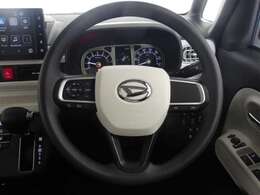 快適な操作性の運転席、ハンドルも綺麗に清掃済みです。もちろん安全を守るエアバッグも装備しているので安心してお乗りいただけます。