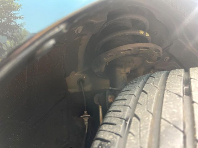 お車を安心してお乗りいただく為には、足回りの定期点検が欠かせません。サービスサポート（有償保証）では無料点検もご提供しており、安心のカーライフをお過ごしいただけるサポート体制が整っています。